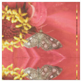 Hübscher Moth auf Roter Blume Gemustertes Tiergewe Stoff (Nahaufnahme)