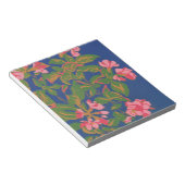 Hübscher Notepad, rosa Japonica auf blauem Hinterg Notizblock (angewinkelt)