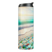 Hübscher Ocean Beach mit Sea Glass Thermosbecher (Nach links gedreht)