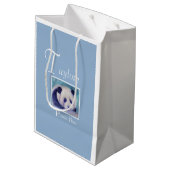 Hübscher Panda-Bär Mittlere Geschenktüte (Rückseite Schrägansicht)