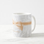 Hübscher Pfirsich-Imitat-Bogen u. Band u. Damast Kaffeetasse (VorderseiteRechts)