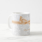 Hübscher Pfirsich-Imitat-Bogen u. Band u. Damast Kaffeetasse (Vorderseite Links)
