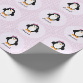 Hübscher Pinguin mit floralem Hintergrund Geschenkpapier (Ecke)