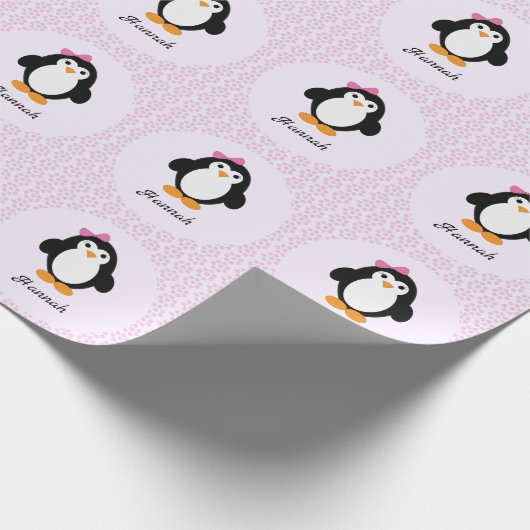 Hübscher Pinguin mit floralem Hintergrund Geschenkpapier (Ecke)