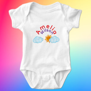 Hübscher Regenbogen-Name Sonnenwolke  Baby Strampler