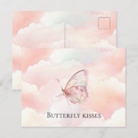 Hübscher rosa Schmetterling in den Wolken