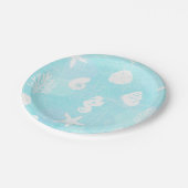 Hübscher Strand mit blauem Meer Pappteller (Schrägansicht)