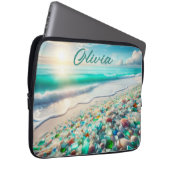 Hübscher Strand mit Meerglas Personalisiert Laptopschutzhülle (Vorne Rechts)