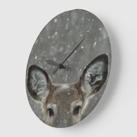 Hübscher Winterhirsch im Schneefall Große Wanduhr (Winkel)