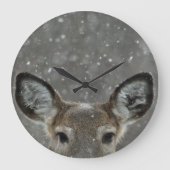 Hübscher Winterhirsch im Schneefall Große Wanduhr (Vorderseite)