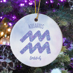 Hübsches Aquarius Astrologie Signieren Personalisi Keramik Ornament<br><div class="desc">Dieses hübsche,  personalisierte lila und Lavendel Aquarius Weihnachtsschmuck zeigt Ihr astrologisches Zeichen aus dem Zodiac in einem schönen Funkeln wie die Sternbilder. Passen Sie dieses niedliche Geschenk mit Ihrem Namen in einem schönen kursiven Skript für jemanden mit einem späten Januar oder Anfang Februar Geburtstag.</div>