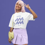 Hübsches Aquarius Astrologie Zeichen Custom Geburt T-Shirt<br><div class="desc">Dieser hübsche,  personalisierte lila und Lavendel Aquarius Geburtstagsgeschenk-T - Shirt zeigt Ihr astrologisches Zeichen aus der Zodiaka in einem schönen Funkeln wie die Sternbilder. Passen Sie dieses niedliche Geschenk mit Ihrem Namen in einem schönen kursiven Skript für jemanden mit einem späten Januar oder Anfang Februar Geburtstag.</div>
