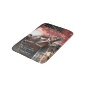 Hübsches Bay Horn im sonnigen Stall Badematte (Schrägansicht)