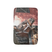 Hübsches Bay Horn im sonnigen Stall Badematte (Vorderseite Vertikal)