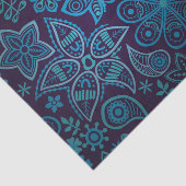 Hübsches Blau-und Marine-Blumenmuster mit Seidenpapier (Ausschnitt)