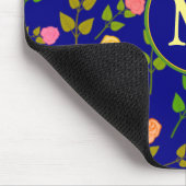 Hübsches blaues Rosenmuster Monogramm Mousepad (Ecke)