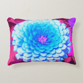 Hübsches blaues Zinnia im Lila Sommergarten Dekokissen