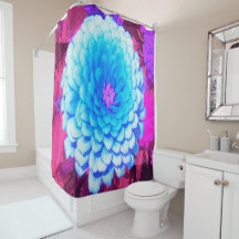 Hübsches blaues Zinnia im Lila Sommergarten