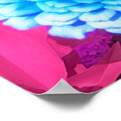 Hübsches blaues Zinnia im Lila Sommergarten Poster (Ecke)