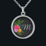 Hübsches Blumenmuster auf der Tafel Mit Monogramm Sterling Silberkette<br><div class="desc">Einfache und elegante Aquarellblume auf Kalkboard schwarz personalisiert mit Initial.</div>