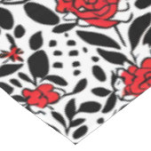 Hübsches Blumenmuster in Rot, Schwarz und Weiß Tischdecke (Schrägansicht)