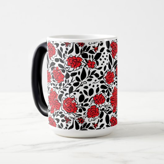 Hübsches Blumenmuster in Rot, Schwarz und Weiß Verwandlungstasse (Vorderseite Links)