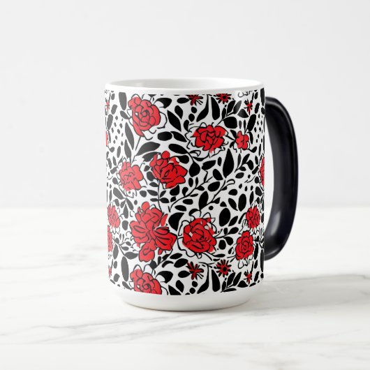 Hübsches Blumenmuster in Rot, Schwarz und Weiß Verwandlungstasse (VorderseiteRechts)