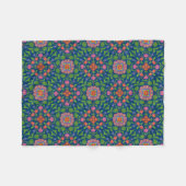 Hübsches BlumenRangoli auf tiefer blauer Fleecedecke (Vorderseite (Horizontal))