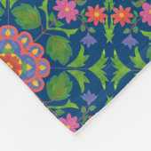 Hübsches BlumenRangoli auf tiefer blauer Fleecedecke (Ecke)