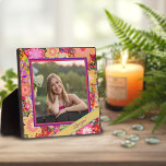 Hübsches Blumenrosa-Foto - Kundenspezifische Liebe Fotoplatte<br><div class="desc">Trendy Hübsch Floral Easel Foto Message Plaque - hübsche, skurrile und stilvolle Kunstwerke zum inspirier und Aufheben. Die farbenfrohe, hübsche Blumengestaltung verleiht Ihrem Tag ein angenehmes Ambiente. Diese lustigen personalisierten Foto Easel Plakate machen große inspirierende Feste für Familie, Freunde, Mitarbeiter, Lehrer, etc.. Das perfekte Geschenk für Ihr Valentin. Ideal für...</div>