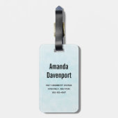 Hübsches braunes Pferd im Gras Gepäckanhänger (Rückseite vertikal)