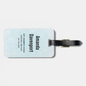 Hübsches braunes Pferd im Gras Gepäckanhänger (Rückseite horizontal)