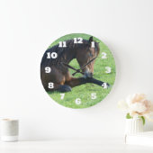 Hübsches braunes Pferd im Gras Große Wanduhr (Zuhause)