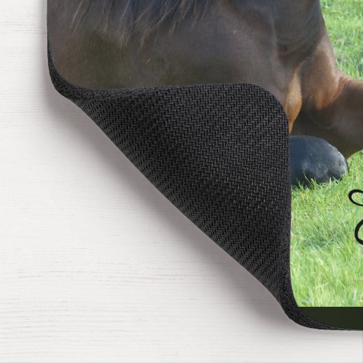 Hübsches braunes Pferd im Gras Mousepad (Ecke)