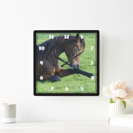 Hübsches braunes Pferd im Gras Quadratische Wanduhr (Zuhause)