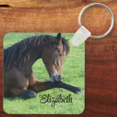 Hübsches braunes Pferd im Gras Schlüsselanhänger (Rückseite)