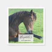 Hübsches braunes Pferd im Gras Serviette (Vorderseite)