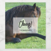 Hübsches braunes Pferd im Gras Weinetikett (Einzelnes Label)