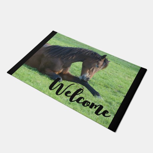 Hübsches braunes Pferd im Gras Willkommen Fußmatte (Schrägansicht)