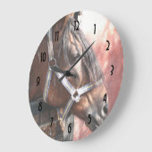 Hübsches Bucht-Pferd in einem Sunlit Stall Große Wanduhr (Winkel)