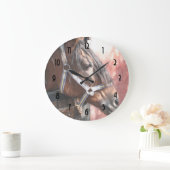 Hübsches Bucht-Pferd in einem Sunlit Stall Große Wanduhr (Zuhause)