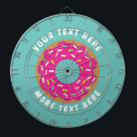 Hübsches Dartboard-Design mit niedlich rosa Donut Dartscheibe<br><div class="desc">Fantastisches Design mit niedlich rosa Donut. Geben Sie Ihren eigenen Namen und Ihr Angebot ein. Spaß Geschenkideen für ihn oder sie.
Das Hotel ist sehr schön für Bar,  Cafes,  Lokale,  Pub,  Studentenwohnheime etc.</div>