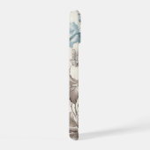 Hübsches Dusty Blau/hellbraune Blüte w/Initial iPhone 15 Hülle (Rechte Seite)