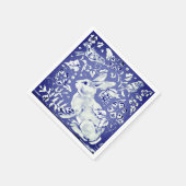 Hübsches elegantes Blaues Vogelkaninchen im Blumen Serviette (Ecke)