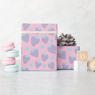Hübsches Erdbeermuster in Lila und Blau Geschenkpapier