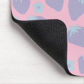 Hübsches Erdbeermuster in Lila und Blau Mousepad (Ecke)