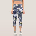 Hübsches Floral Daisy Gingham Karo Muster Capri Leggings<br><div class="desc">Super niedliche,  hochwertige,  komfortable,  hochauflösende Capri-Leggings mit hübschem,  weißem Molkereimuster-Set auf einem Karo aus blau-weißem Gingham.  Fügen Sie benutzerdefinierten Text,  Monogramm,  etc. zu personalisieren. Ideal zum Ausarbeiten oder einfach nur aushängen.</div>