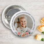 Hübsches florales Foto Gedenkfest Beerdigung Button<br><div class="desc">Ehre deinen Lieben mit diesem wunderschönen Knopf mit einem Foto,  das von einem Strauß hübscher Aquarellfarben-Blume hervorgehoben wird. Fügen Sie Ihren benutzerdefinierten Text zu personalisieren. Ändern Sie die Hintergrundfarbe ganz einfach,  um Ihre Bedürfnisse Anzug. Die perfekte Erinnerung,  die man an Familie und Freunde weitergeben kann.</div>