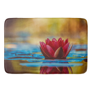 Hübsches Foto einer Lotus-Blume in einem Teich Badematte