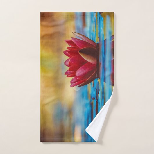 Hübsches Foto einer Lotus-Blume in einem Teich Badhandtuch Set (Handtuch)